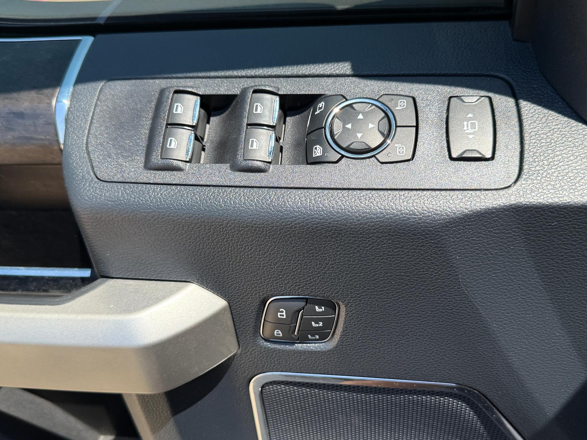 2022 Ford Super Duty F-250 SRW LARIAT 4WD Crew Cab 8' Box