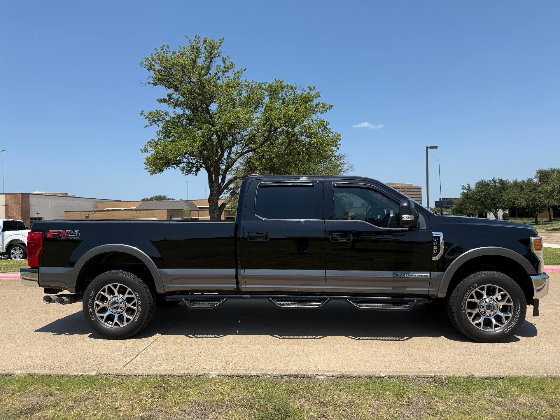 2022 Ford Super Duty F-250 SRW LARIAT 4WD Crew Cab 8' Box