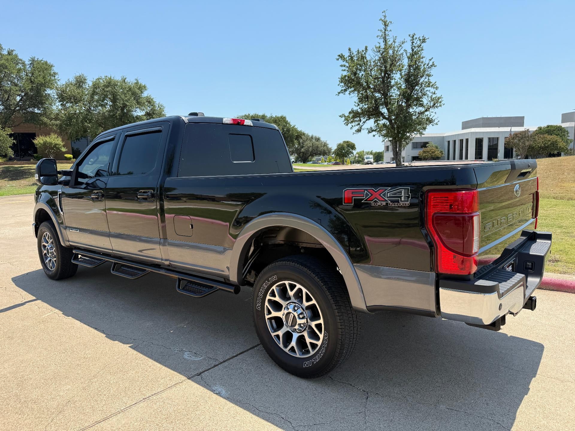 2022 Ford Super Duty F-250 SRW LARIAT 4WD Crew Cab 8' Box