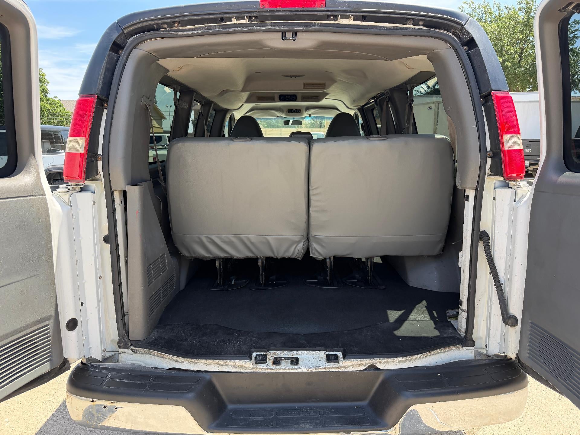 2015 Chevrolet Express Passenger 2500 Regular Wheelbase Rear-Wheel Drive 1LT